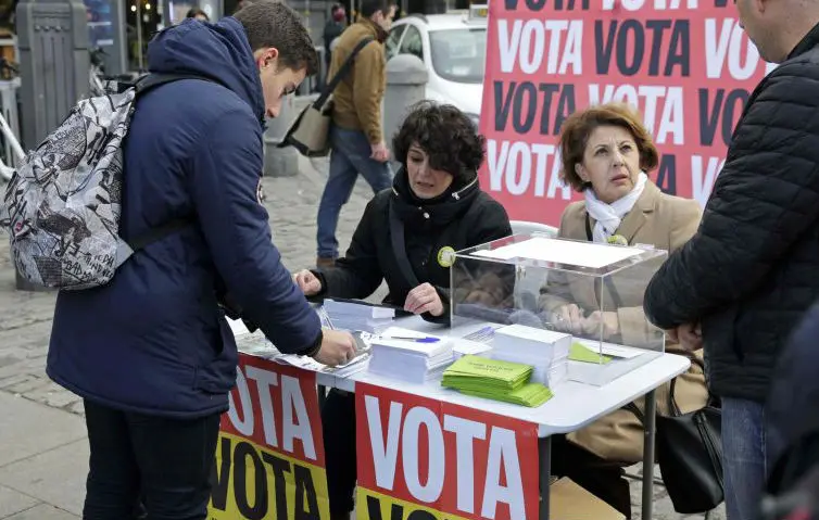 Vecinos votando